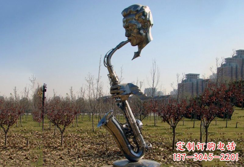 内蒙古静谧而神秘的不锈钢萨克斯雕塑