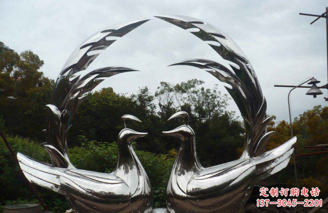 内蒙古不锈钢孔雀雕塑浪漫与灵动