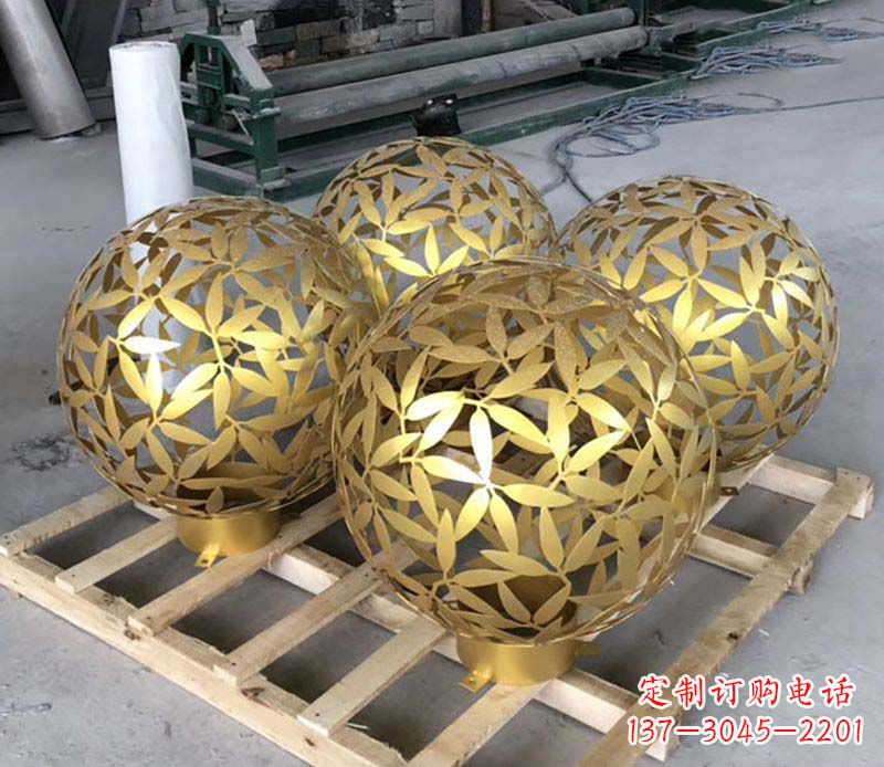 内蒙古不锈钢树叶镂空球的美妙景观