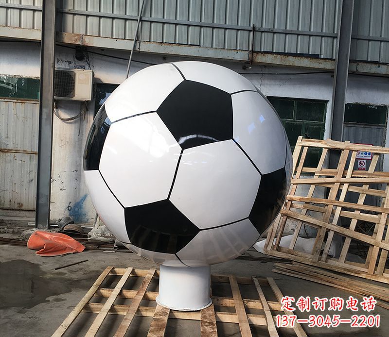 内蒙古激发足球热情的不锈钢足球雕塑