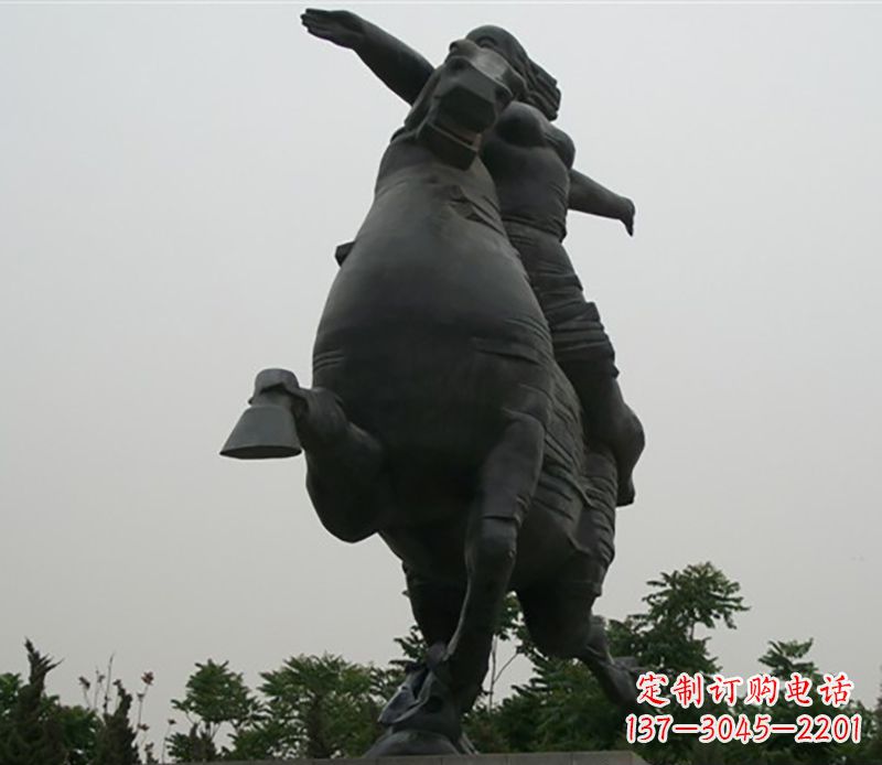 内蒙古穿越时空铜人骑马铜雕