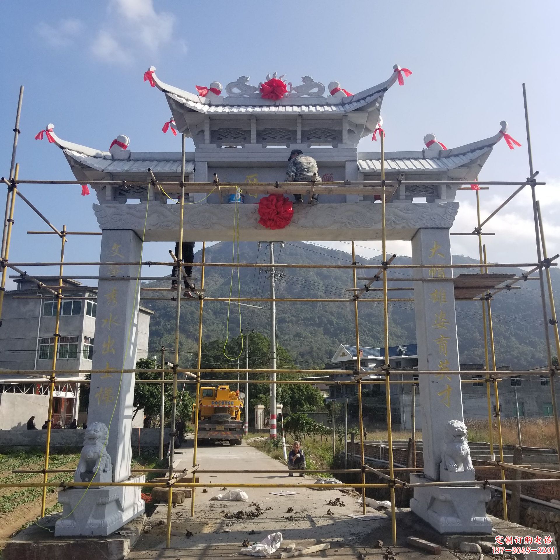 内蒙古精美的牌坊雕塑,点亮村口