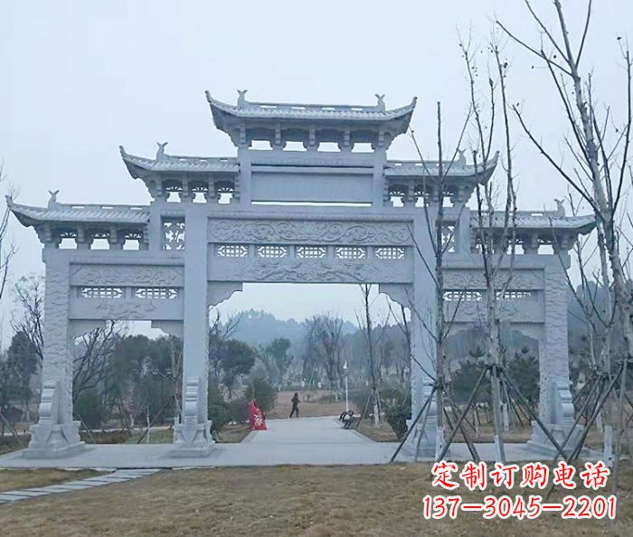 内蒙古村口三门石雕牌楼古朴华丽