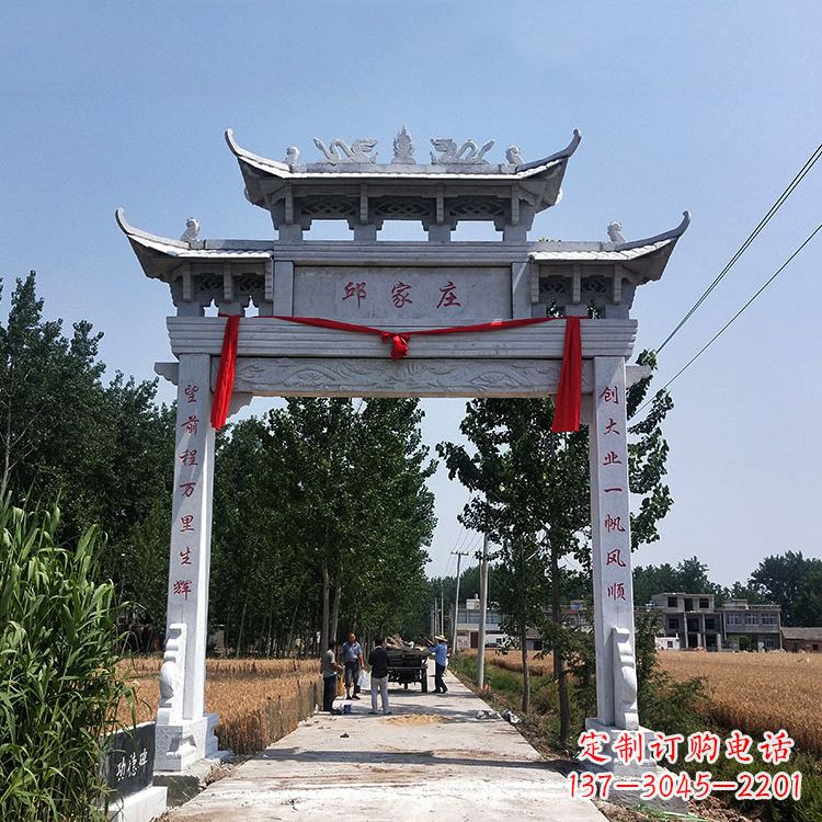 内蒙古古村落中的石牌坊雕塑