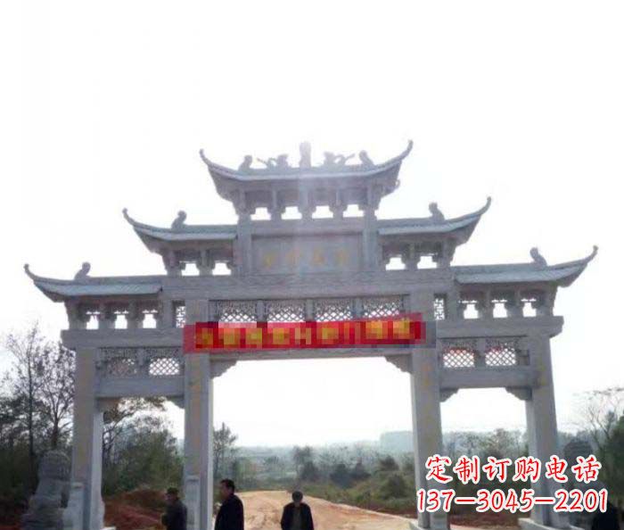内蒙古三门石雕牌楼古老而精美的雕塑