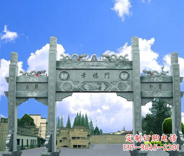 内蒙古村庄三门牌坊的雕塑之美