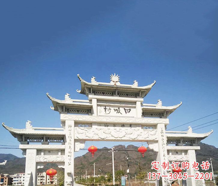 内蒙古村庄的牌坊雕塑