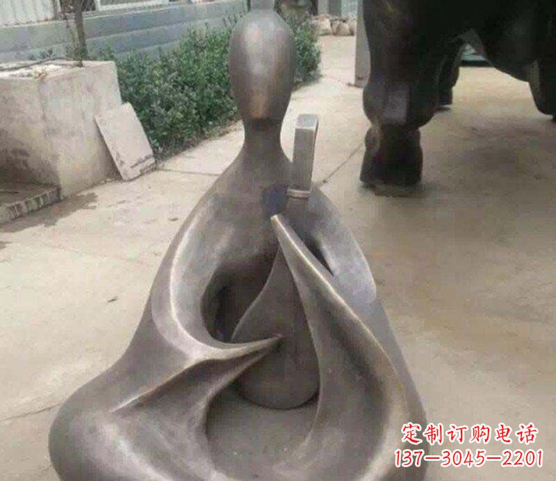 内蒙古抽象景观弹琵琶铜雕