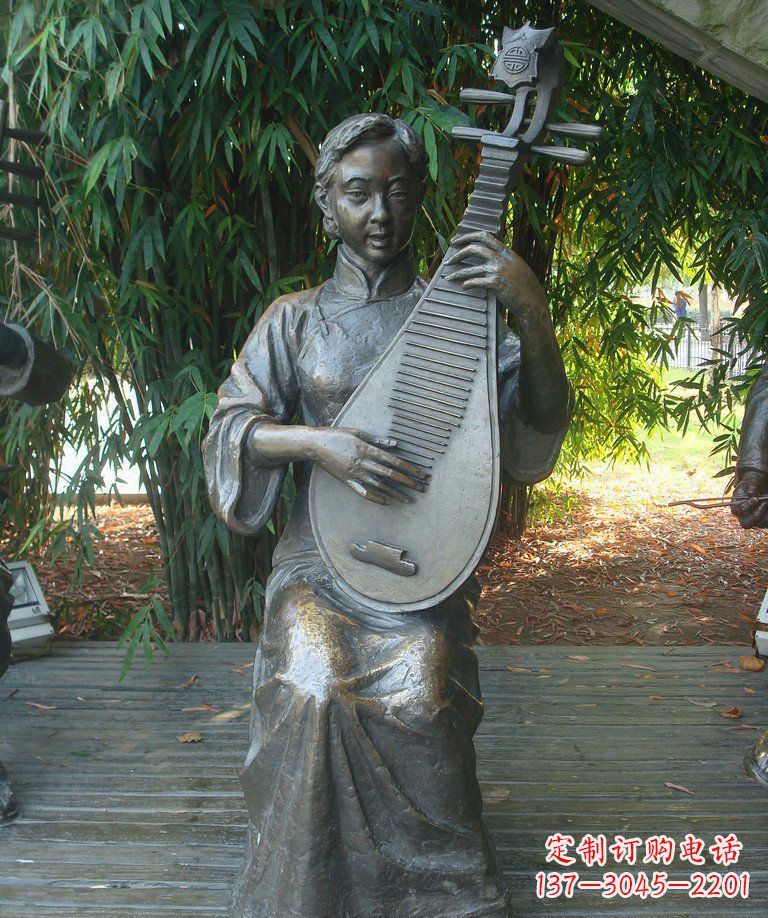 内蒙古精美绝伦的琵琶女郎铜雕