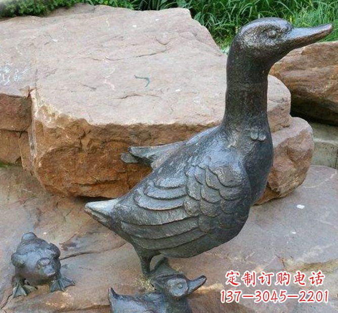 内蒙古公园动物鸭子铜雕