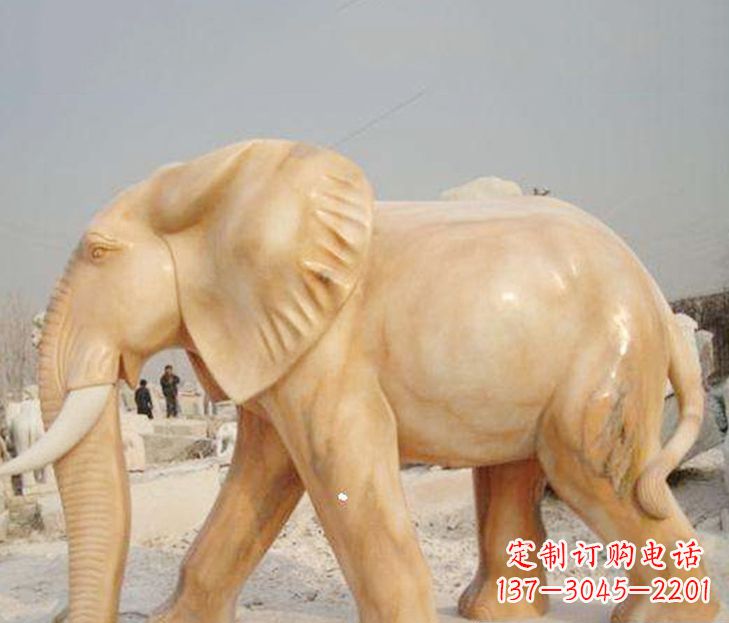 内蒙古公园晚霞红大象雕塑