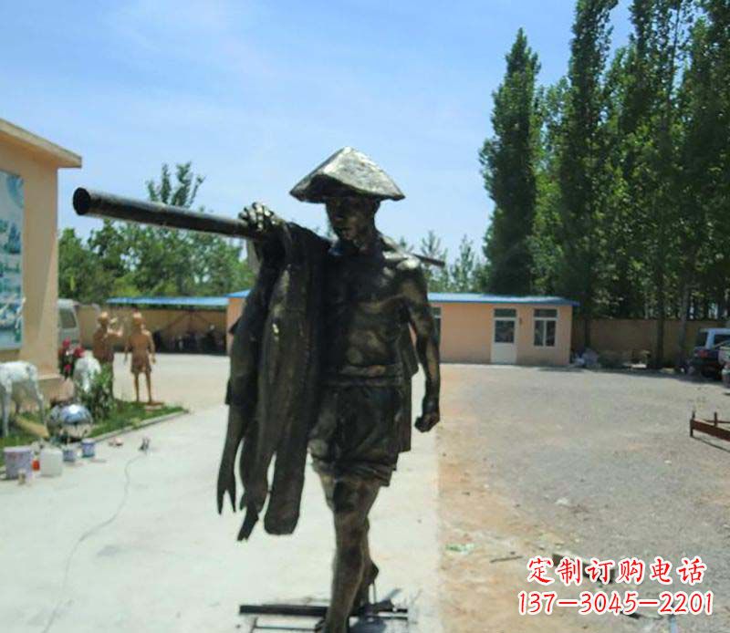 内蒙古传承古老文化的渔民雕塑