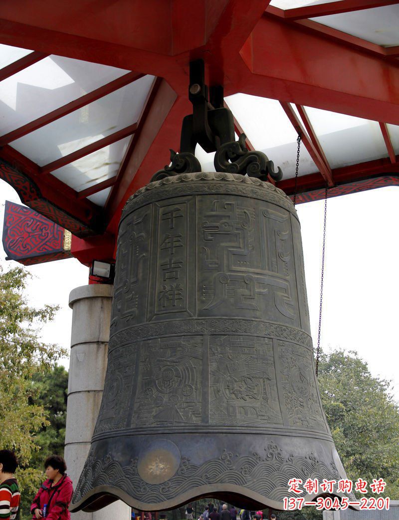 内蒙古广场千年吉祥铜钟雕塑