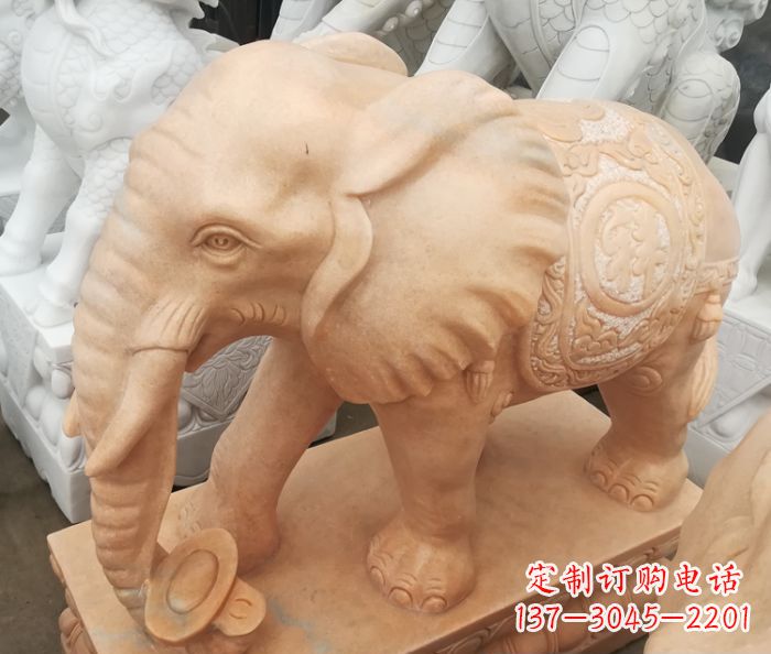 内蒙古晚霞红门口石雕大象,美景祝福福气