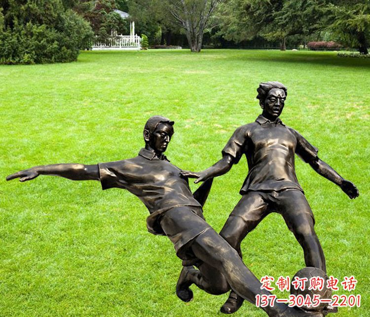 内蒙古踢足球的人物铜雕