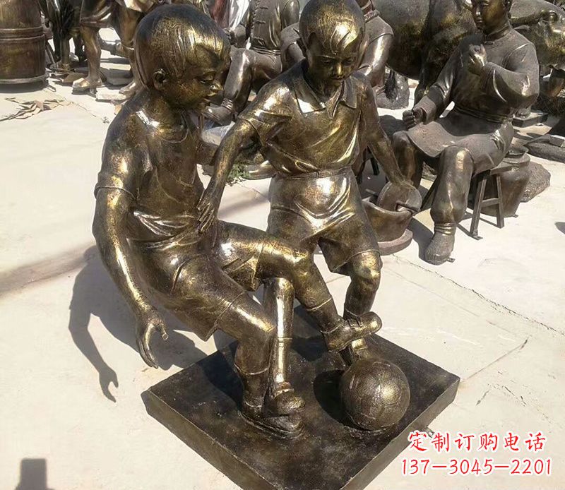 内蒙古踢足球的儿童铜雕