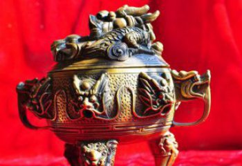 内蒙古三足香炉铜雕，象征家庭和睦