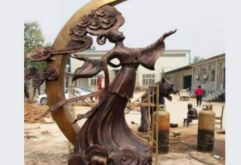 内蒙古中领雕塑：精美嫦娥月亮铜雕