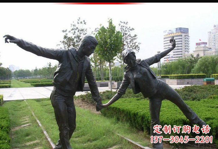 内蒙古走铁轨的情侣铜雕